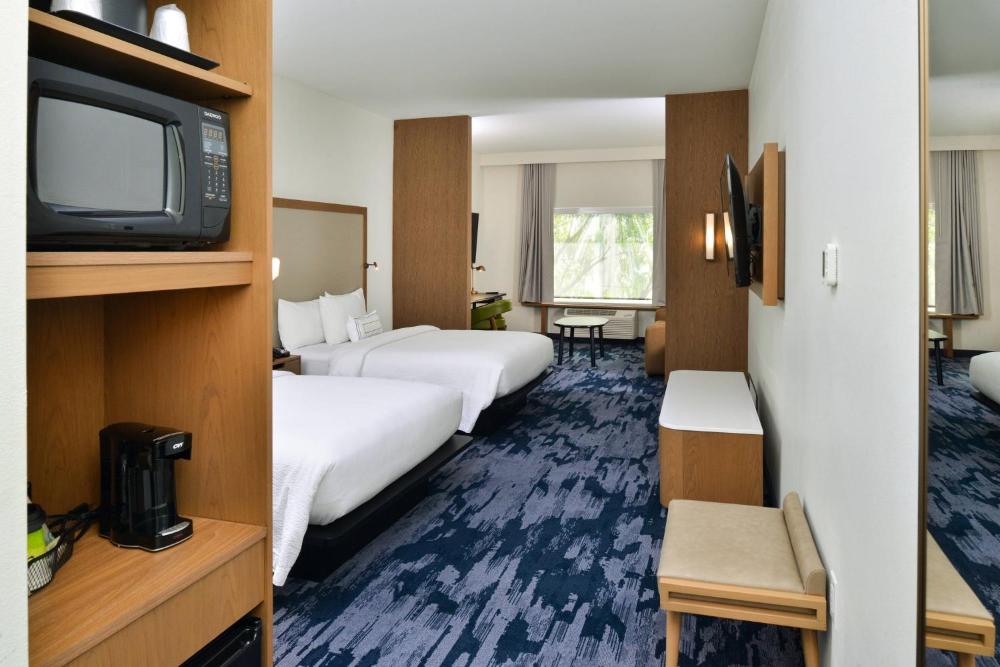 Queen Suite with Two Queen Beds, Bathtub and Sofa Bed - Mobility Access interior