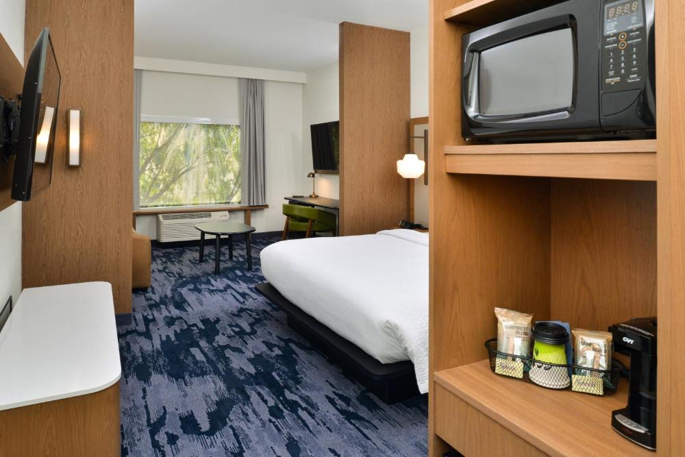 King Suite with Bathtub and Sofa Bed - Mobility Access interior